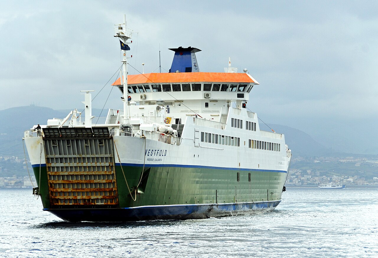 Traghetto Vestfold nello stretto di Messina